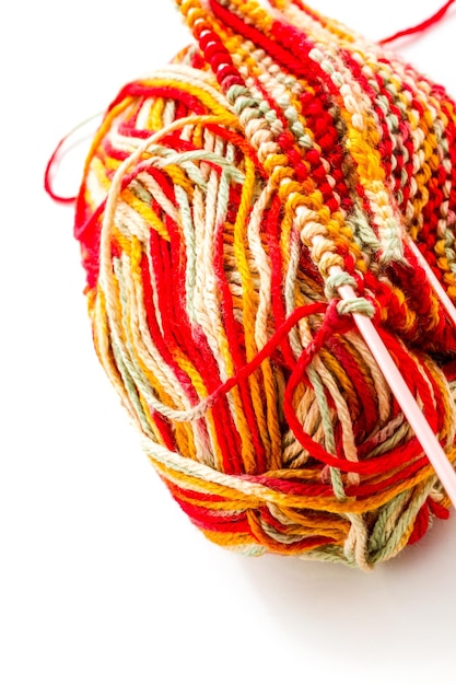 detal haftu z kolorowymi nićmi